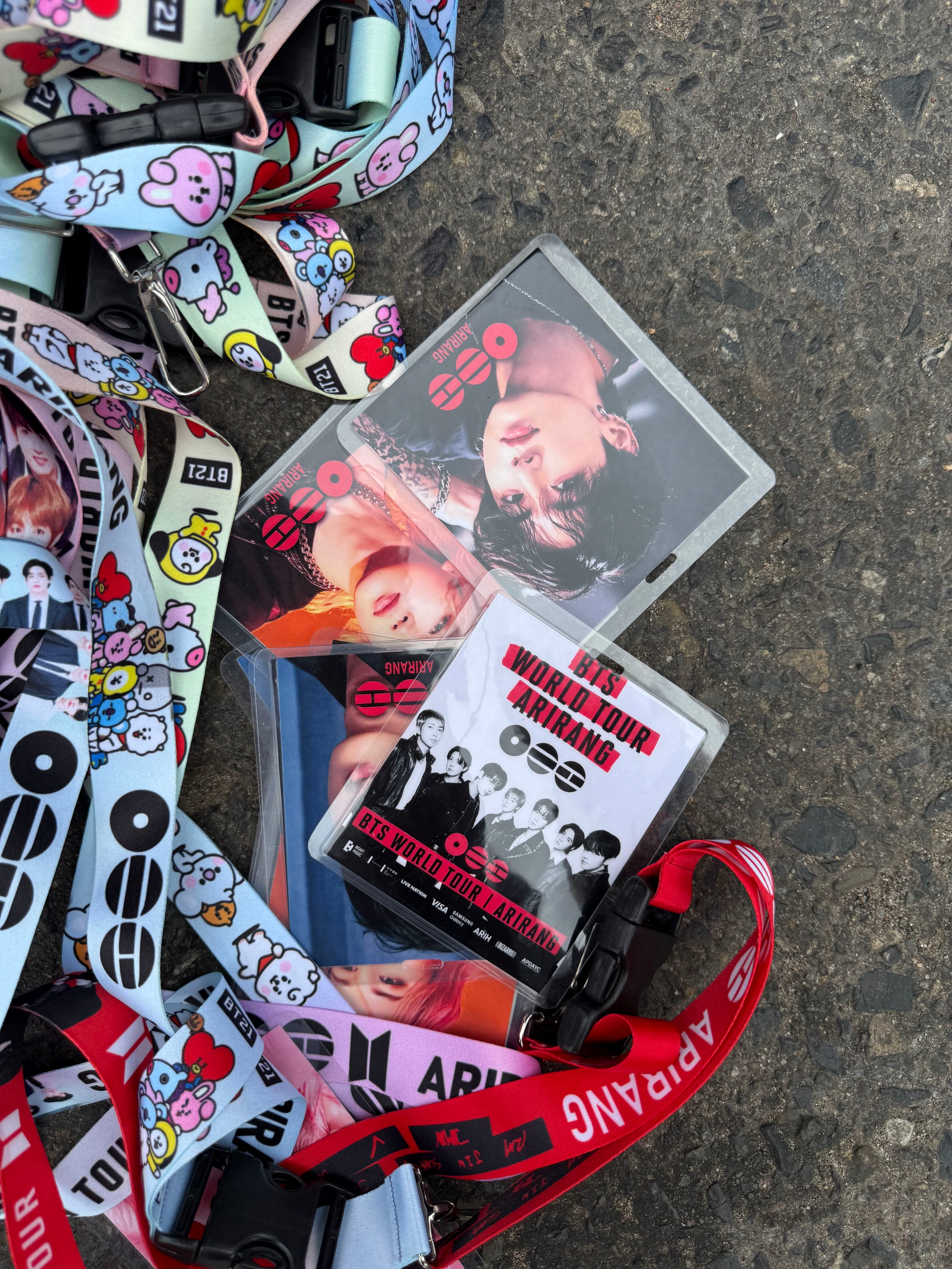 Comerciantes ambulantes ofrecen credenciales y cintas del grupo BTS en los exteriores del Estadio San Marcos durante un concierto en Lima. (Paula Díaz)