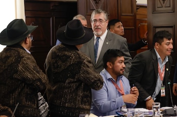 La aprobación de la ley ocurrió tras protestas, bloqueos y presiones de 48 Cantones de Totonicapán, alcaldías indígenas y comerciantes frente al Congreso de Guatemala.