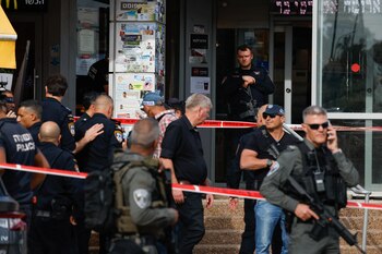 Fuerzas israelíes trabajan en el lugar de un atentado en una zona comercial de Beit Kama, en el sur de Israel, el 14 de marzo de 2024. REUTERS/Carlos Garcia Rawlins