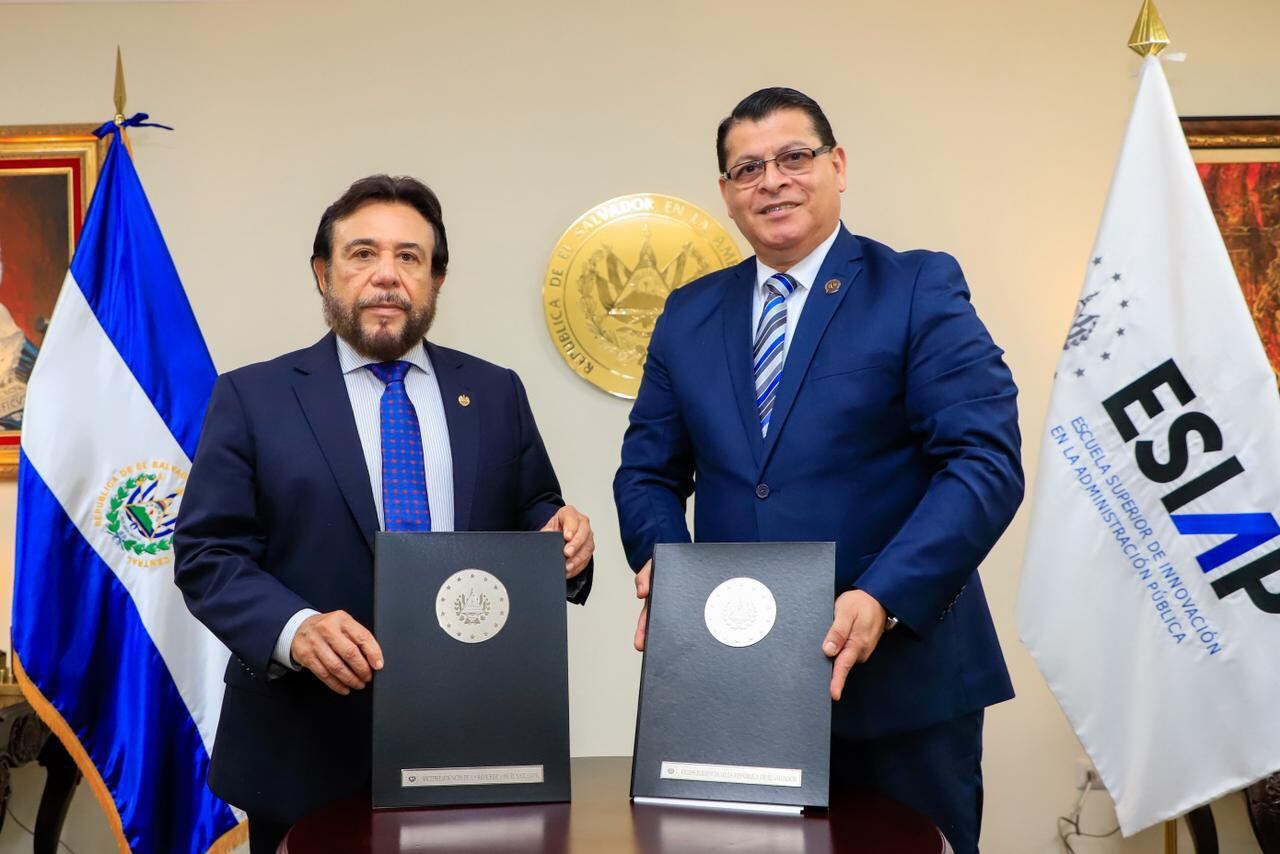 El vicepresidente Félix Ulloa y el presidente del CNJ firman un acuerdo para impulsar la formación en el área jurídica en El Salvador./ (Redes de Félix Ulloa)