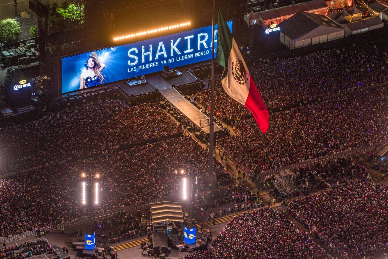 Shakira sorprendió a sus seguidores con un show gratuito en el corazón de la Ciudad de México, donde presentó en primicia su tema inédito junto al colombiano Beéle. (@GobCDMX)