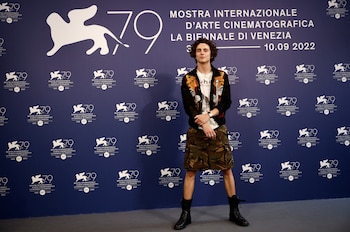 Cárdigan estampado, camiseta vintage y