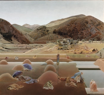 Pintura de mujeres acostadas junto a montículos, sombrillas y un canal de agua frente a un paisaje con colinas