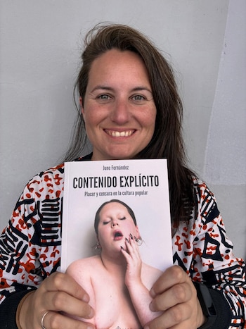 La autora con un ejemplar de su libro. (Imagen cedida)