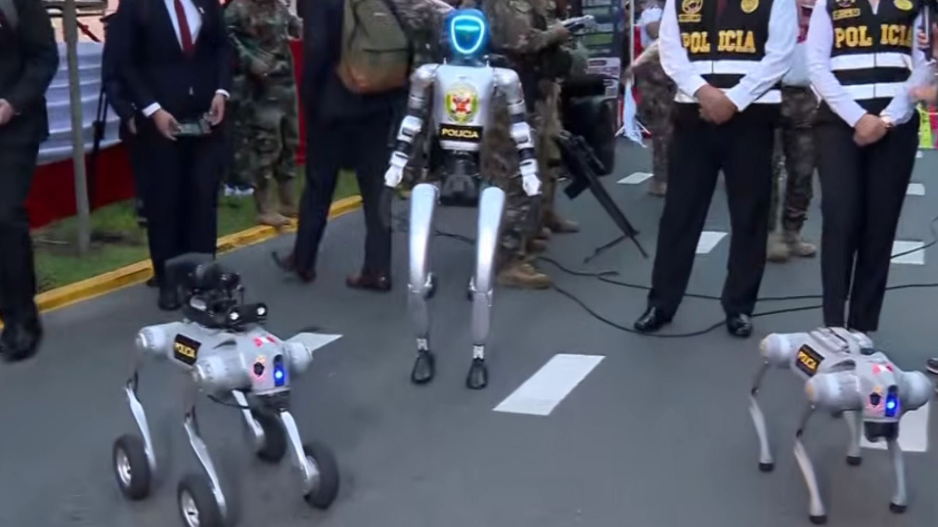 Desfile militar 2026: PNP presenta por primera vez robots humanoides y cuadrúpedos