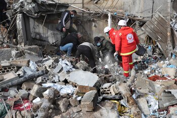 Paramédicos buscan posibles víctimas entre los escombros de un centro de atención sanitaria destruido en un ataque aéreo israelí, en Hebbariye, una localidad del sur de Líbano, el 27 de marzo de 2024. (AP Foto/Mohammed Zaatari)