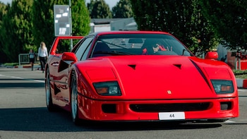 Lewis Hamiltona arribó con su Ferrari F40 a Monza para correr en la Fórmula 1