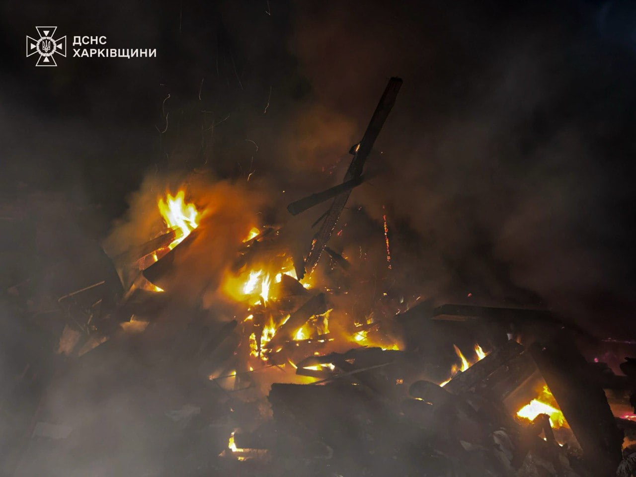 Las llamas del incendio provocado por el bombardeo ruso en la madrugada del miércoles (Servicio Estatal de Emergencias de Ucrania)