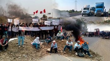 Composición de imágenes de manifestantes con banderas, hogueras, y camiones bloqueando carreteras durante un paro agrario en Perú.