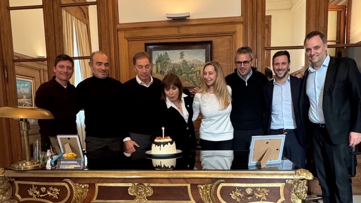 La mesa política celebrando el cumpleaños de la senadora