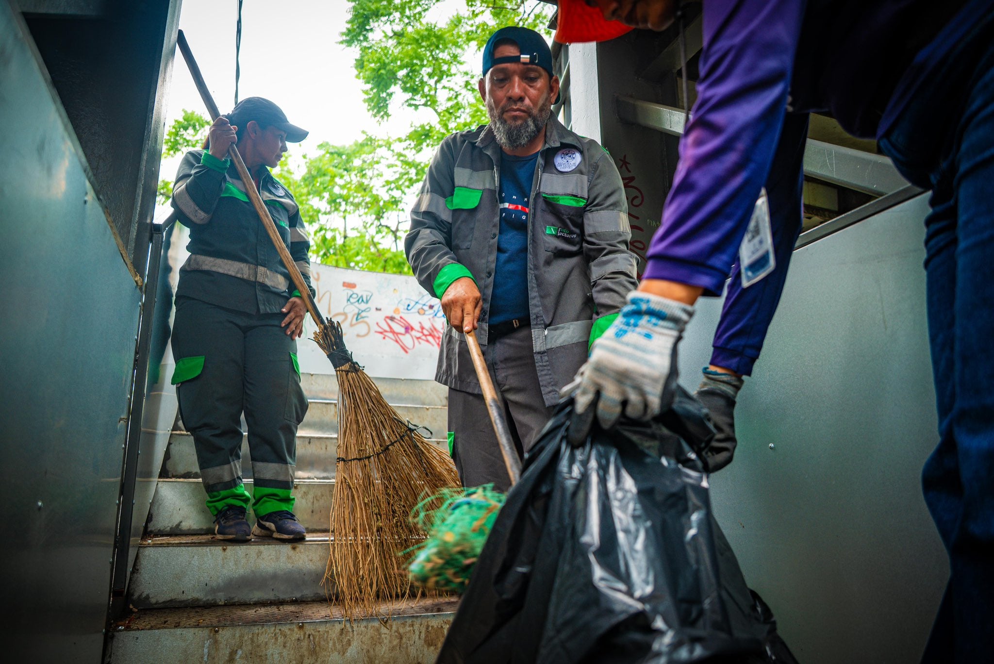 Equipos de Desechos Sólidos San Salvador y Desarrollo Urbano lideran limpieza tras la marcha del 1 de mayo (Cortesía: Alcaldía de San Salvador)