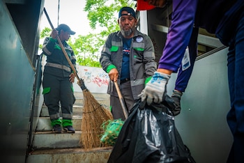Equipos de Desechos Sólidos San Salvador y Desarrollo Urbano lideran limpieza tras la marcha del 1 de mayo (Cortesía: Alcaldía de San Salvador)