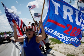 Simpatizantes de Trump reunidos afuera