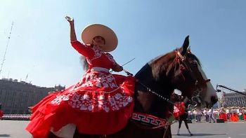 El desfile militar del Día de la Revolución Mexicana es transmitido en vivo por televisión y redes sociales.