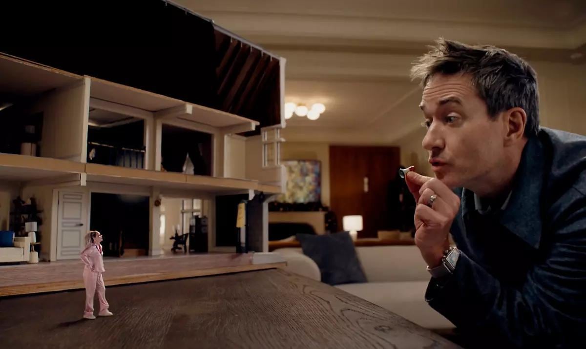 Elizabeth Banks y Matthew Macfadyen en 'La mujer miniatura', disponible en Movistar Plus+