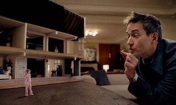 Elizabeth Banks y Matthew Macfadyen en 'La mujer miniatura', disponible en Movistar Plus+