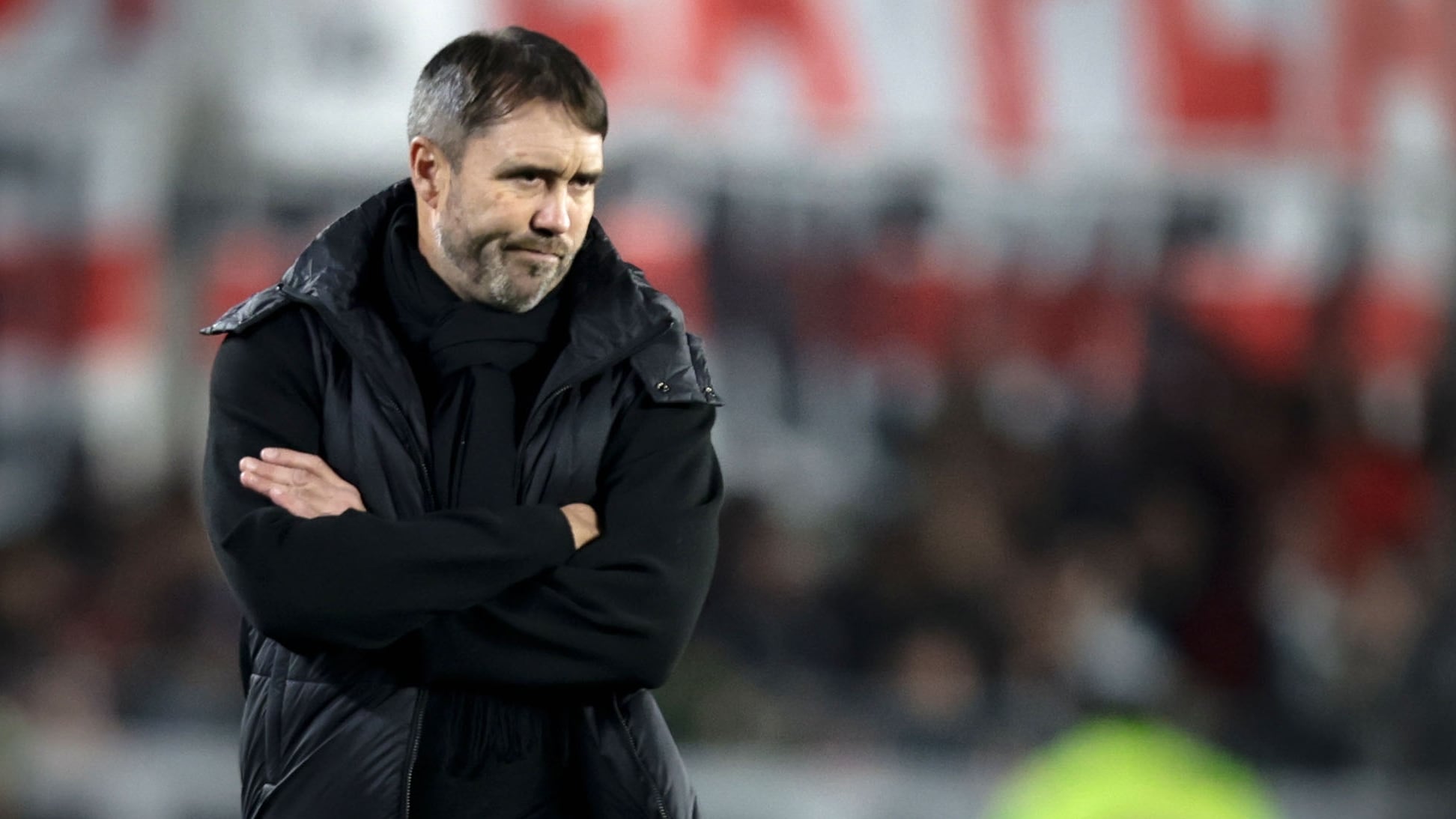 Gesto contrariado de Coudet durante el encuentro en el Monumental (FOTOBAIRES)