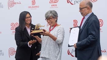 PROMPERÚ reconoce la trayectoria de Del Barrio Producciones: Michelle Alexander recibe entre lágrimas licencia de la Marca Perú