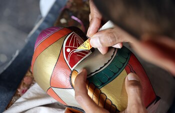 Un artesano elabora una figura