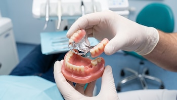 Prótesis dental fija o removible: qué opción es mejor cuando faltan varias piezas