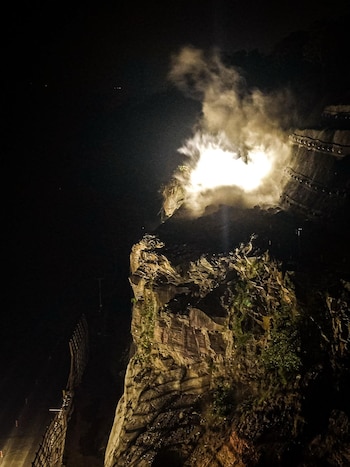 El uso de explosivos industriales de alta tecnología permitió fragmentar la roca de forma controlada y minimizar riesgos durante la demolición. (Cortesía: Secretaría de Prensa)