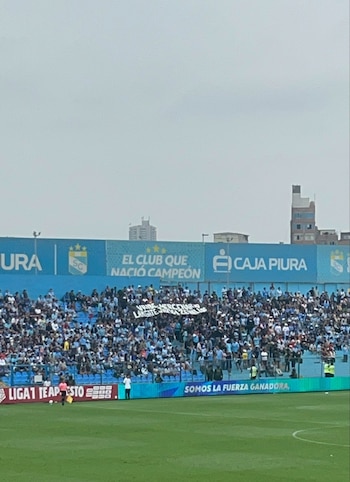 Los hinchas de Sporting Cristal mostraron una pancarta con críticas hacia Julio César Uribe y Gustavo Zevallos, dirigentes de Sporting Cristal. - créditos: Luccina Aparicio