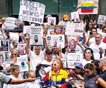 Familiares exigiendo libertad de los