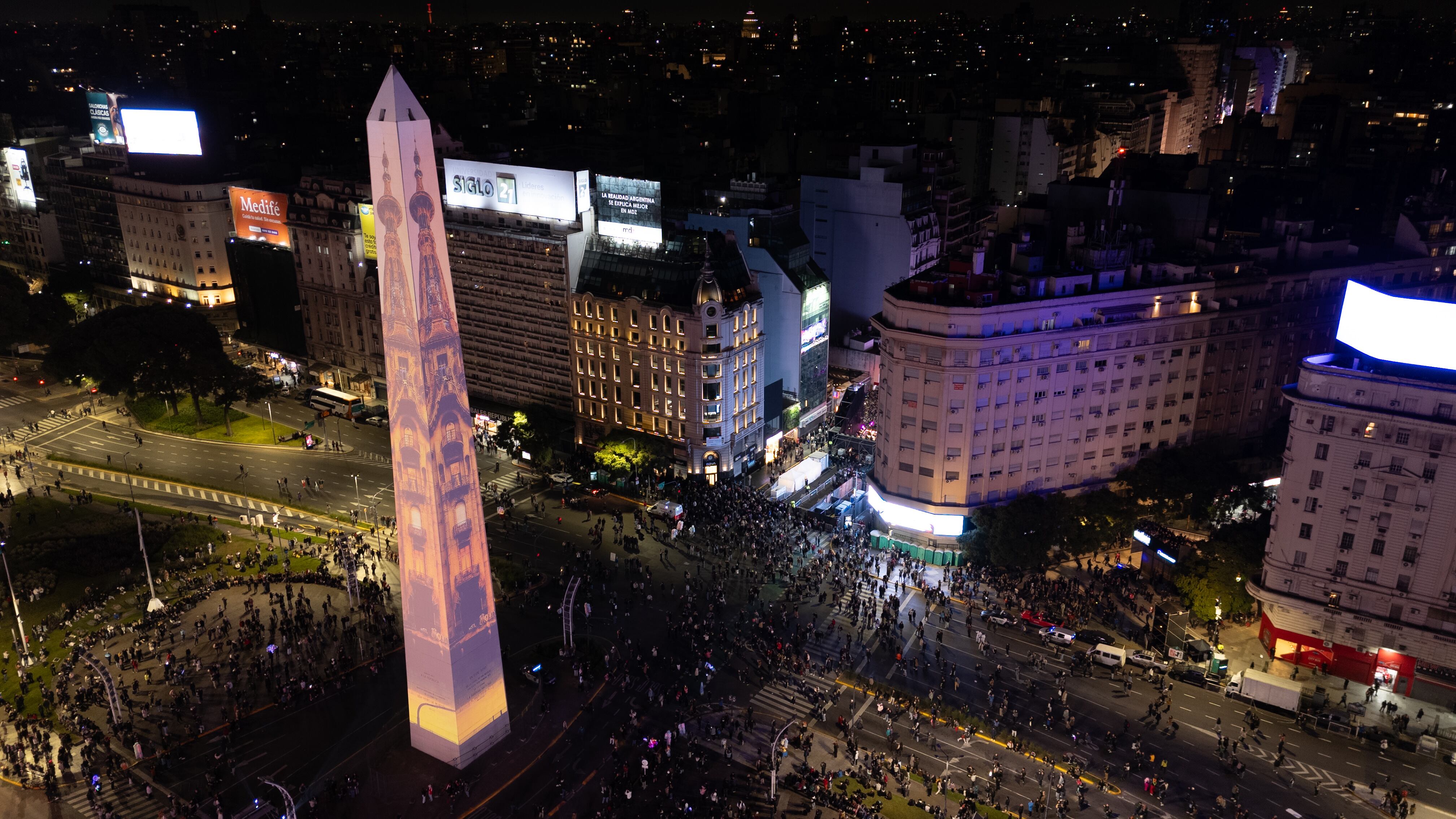 El Obelisco iluminado con mapping 3D durante la celebración de su 90° aniversario en el centro porteño