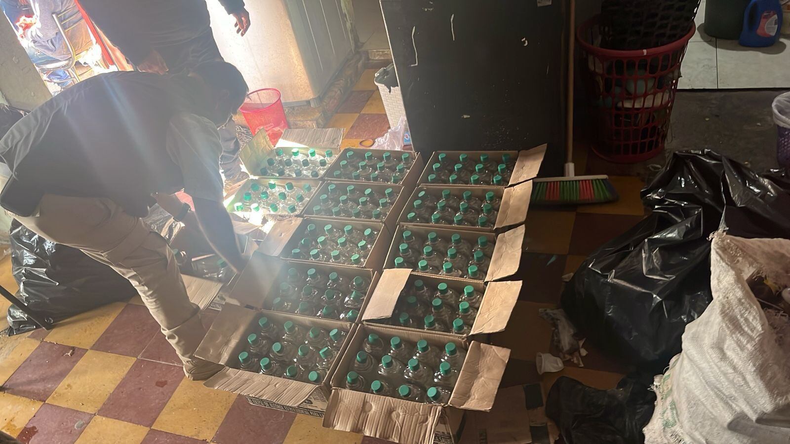 Autoridades decomisan más de 1.200 botellas de cerveza vencida y 148 botellas de aguardiente adulterado sin registros sanitarios - crédito Secretaría de Seguridad Bogotá