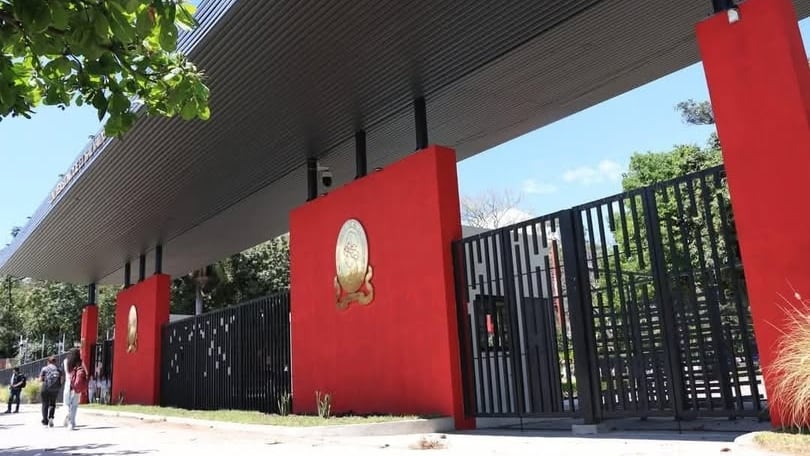 El sindicato de trabajadores pidió abrir más cupos para 2027, reforzar becas y aplicar nivelaciones salariales, mientras inició una suspensión gradual de actividades en dependencias universitarias. (Foto cortesía UES)