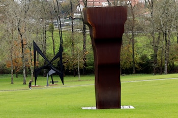 Una escultura en hierro de