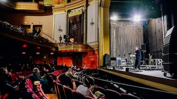 Espectadores ocupan las butacas de