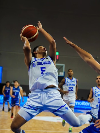 La tercera edición del torneo Capital Basketera marca un antes y un después para el baloncesto regional. El evento reivindica a la capital como epicentro y apuesta por la integración entre naciones (Foto cortesía Federación Salvadoreña de Baloncesto)