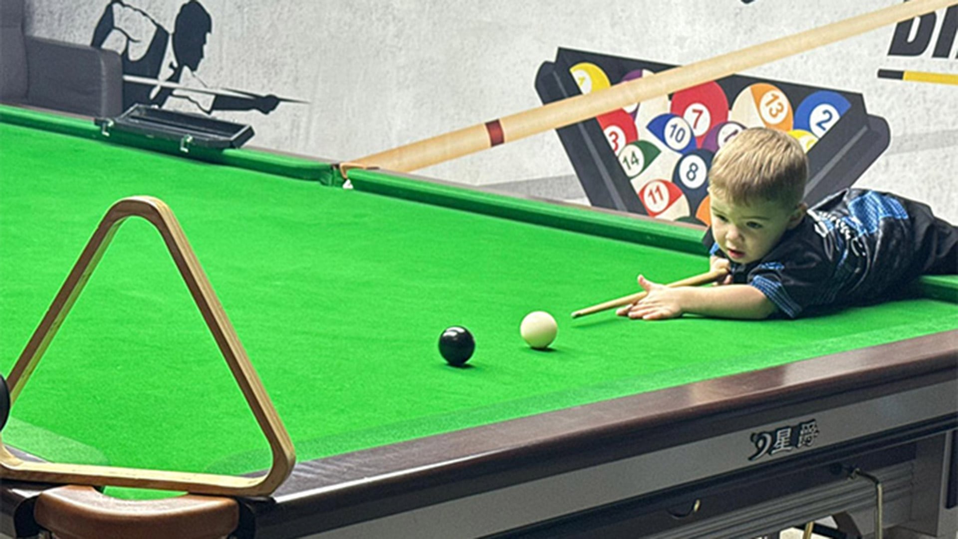 Jude Owens, el niño británico de dos años, batió dos récords Guinness en el snooker antes de cumplir tres años (Guinness World Records)