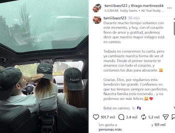 El anuncio de Tamara Báez mostró gorras con las palabras “Papá”, “Hermana Mayor” y “Mamá” y cerró con una ecografía