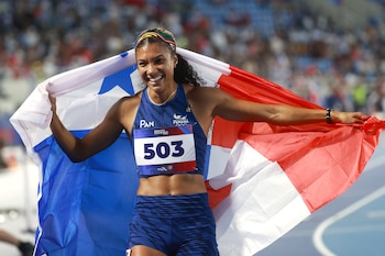 Gianna Woodruff, atleta de Panamá, con la bandera de su país tras ganar la final de 400 m vallas femenino en los Juegos Centroamericanos y del Caribe Santo Domingo 2026. EFE/Orlando Barría
