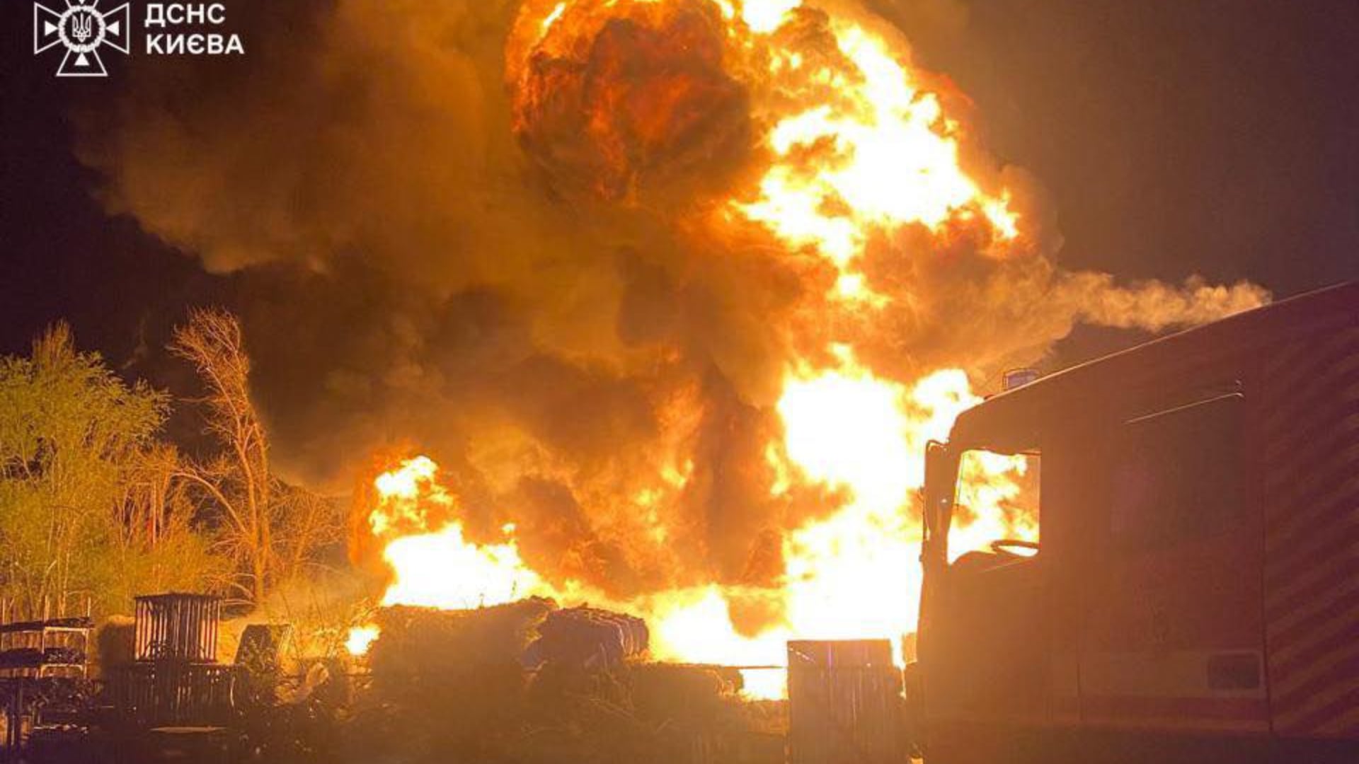 Rusia atacó Ucrania con misiles y drones este jueves. El presidente Zelensky acababa de regresar de una gira por Alemania, Noruega e Italia en busca de más sistemas de defensa aérea. (Servicio Estatal de Emergencias de Ucrania)