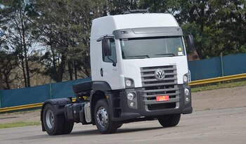 Un camión tractor marca Volkswagen