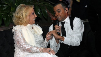 Martín Bossi despliega su brillante imitación de Julio Iglesias frente a una espectadora de lujo: Mirtha Legrand. Sucedió en una fiesta en Mar del Plata (Foto: Eduardo Aguada)