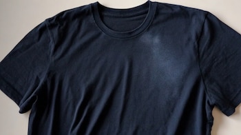 Ropa desteñida, residuo de antitranspirante, fibra dañada, limpieza textil, trucos de lavado caseros. - (Imagen Ilustrativa Infobae)