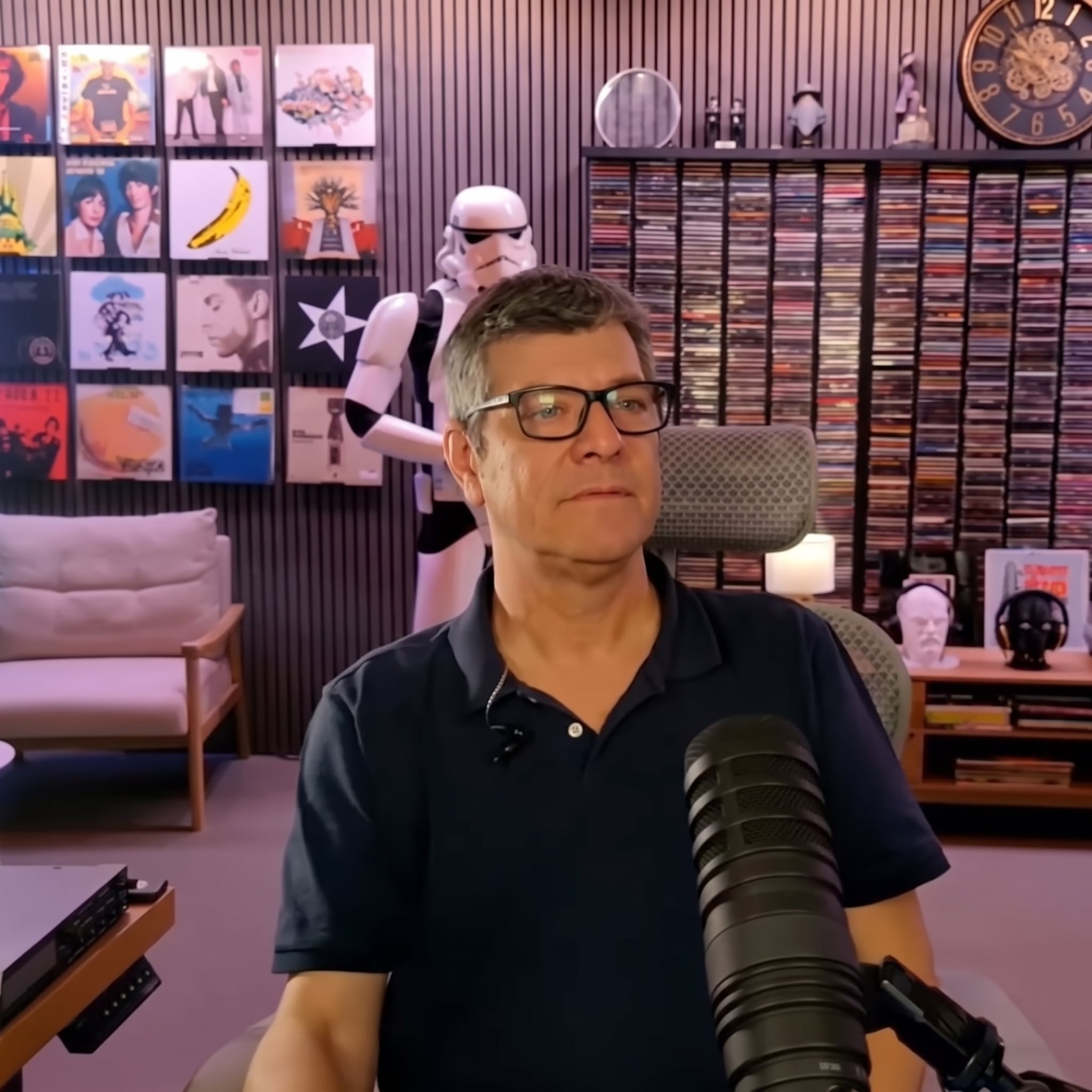 Mario Pergolini permanece sentado frente a un micrófono en un estudio de locución decorado con portadas de discos de vinilo. (Imagen Ilustrativa Infobae)