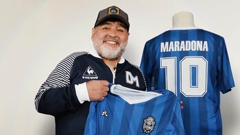 Maradona con la nueva camiseta