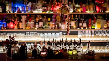 Cuatro coctelerías para celebrar Halloween en Madrid: sesiones de tarot, oráculos, pociones y una bebida ‘satánica’ con receta secreta