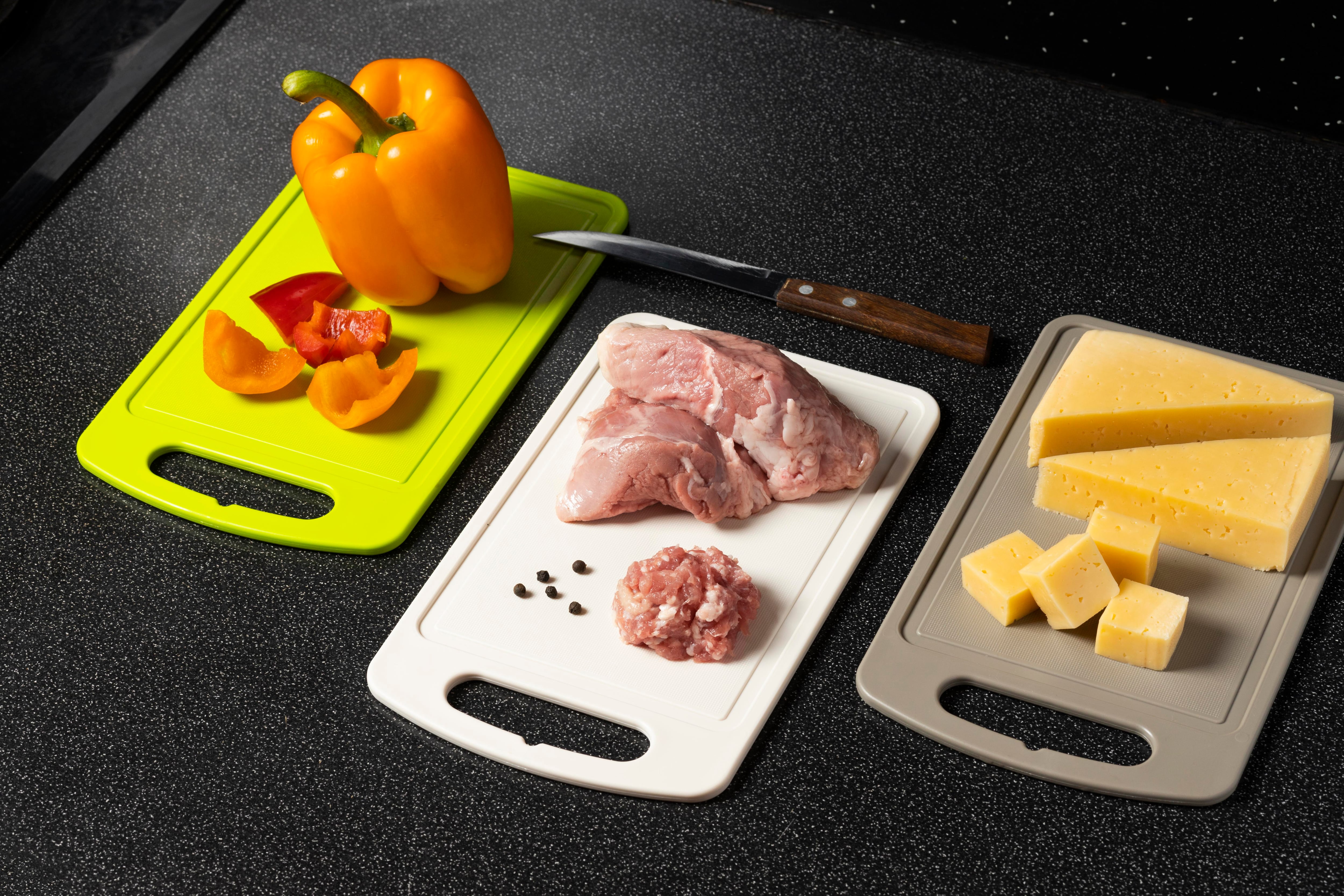 Separar tablas y utensilios para alimentos crudos y cocidos previene la contaminación cruzada que puede causar enfermedades peligrosas (Freepik)