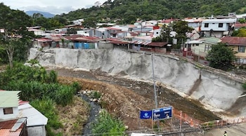 El muro de contención en Santa Elena protege a las familias de la Urbanización Santa Elena ante la erosión y la socavación del río Cañas./(CNE)