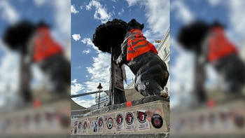 Aparece vandalizado el Oso y el Madroño con pintadas y pegatinas durante la acampada por la vivienda en Sol