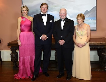 Máxima Zorreguieta con un vestido de seda fuscia de un solo hombro, diseñado por Benito Fernández