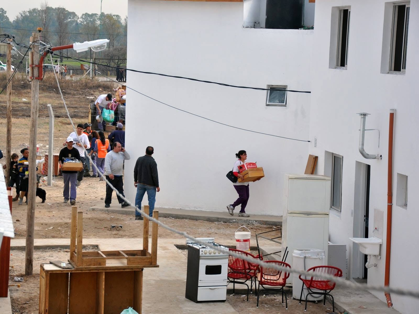Familias afectadas por el fallo Mendoza se trasladan a las nuevas viviendas