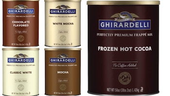 Cinco botes de mezclas Ghirardelli para frappé y cacao. Los botes son de chocolate, moca blanco, blanco clásico, moca y cacao caliente congelado