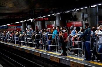 Pasajeros son vistos mientras usan